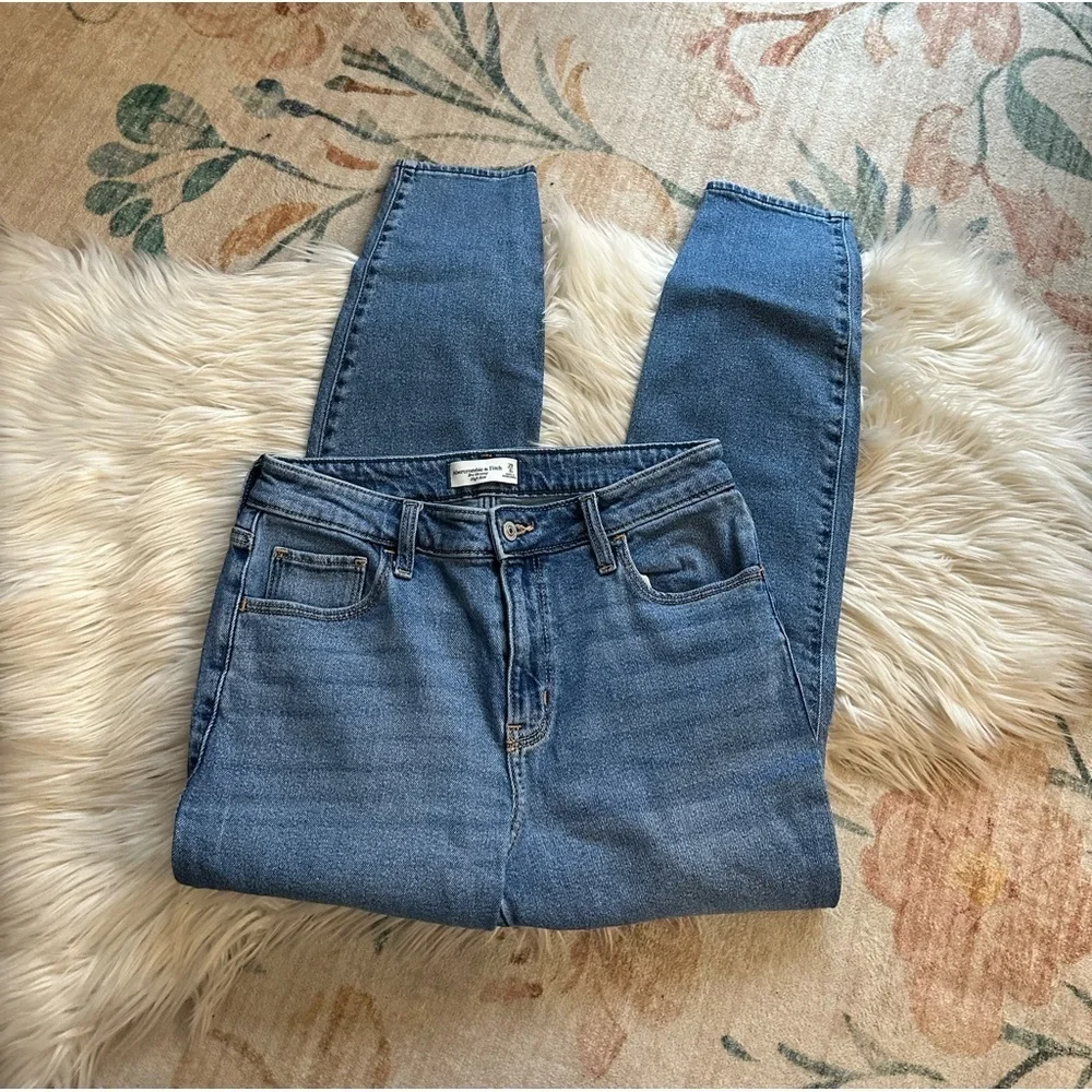ABERCROMBIE & FITCH The Skinny High Rise Jean
